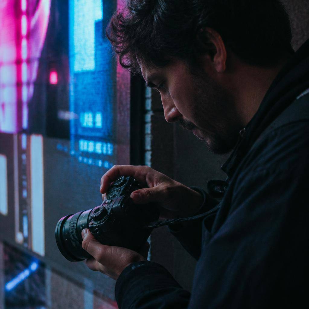 ภาพถ่ายกลางคืนสไตล์ Cyberpunk เทรนด์ที่กำลังได้รับความนิยมบนโซเชียล